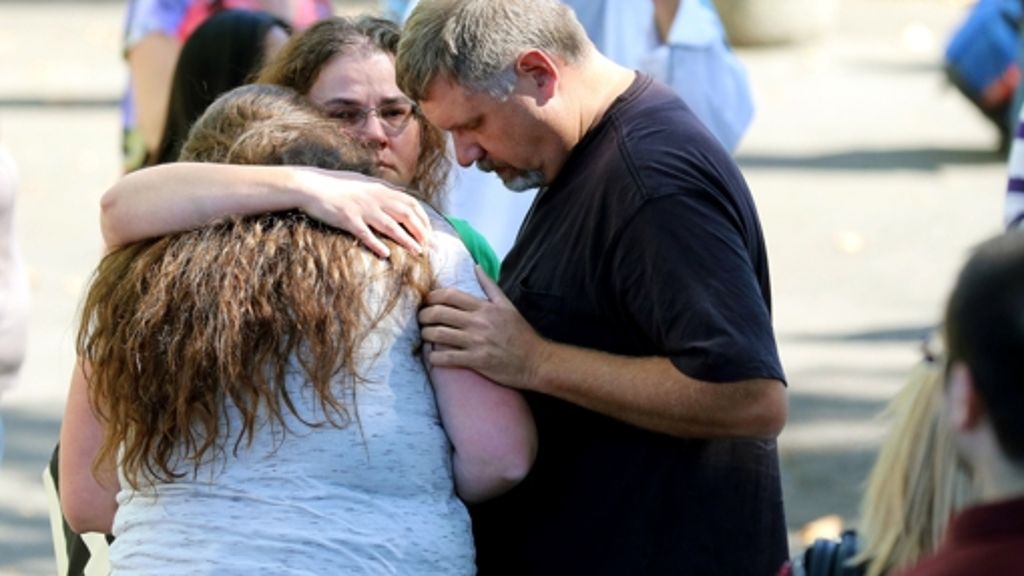  Der Todesschütze, der in einem US-College in Oregon mindestens zehn Menschen erschoss, könnte möglicherweise aus religiösen Gründen gehandelt haben. Das berichtet die Lokalzeitung „News-Review“. 