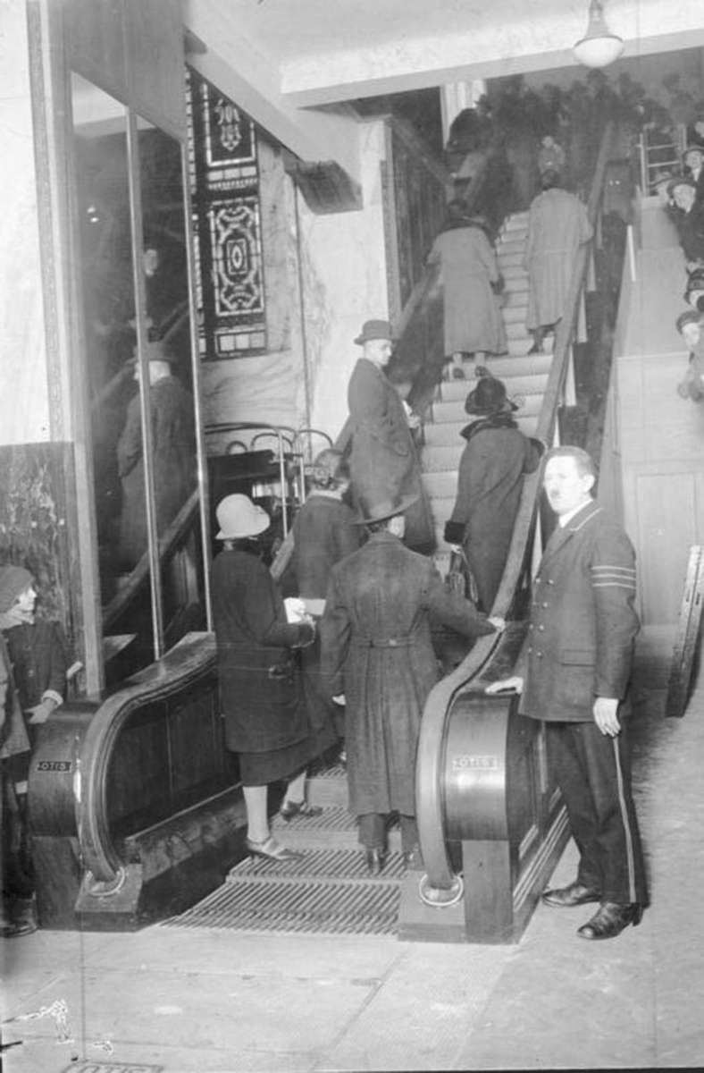 Die erste Rolltreppe heutiger Bauart wurde 1925 in einem Berliner Kaufhaus errichtet.