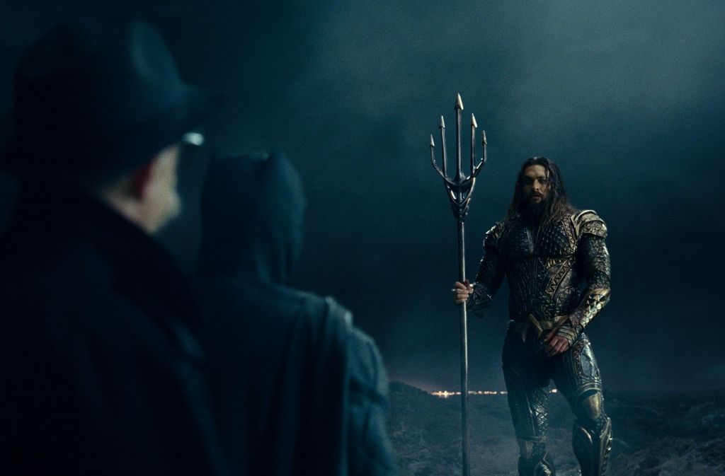 Irgendwie zeigt Aquaman (Jaosn Momoa, re.) seinen Dreizack verdächtig gern her, auch vor Gordon und Batman.