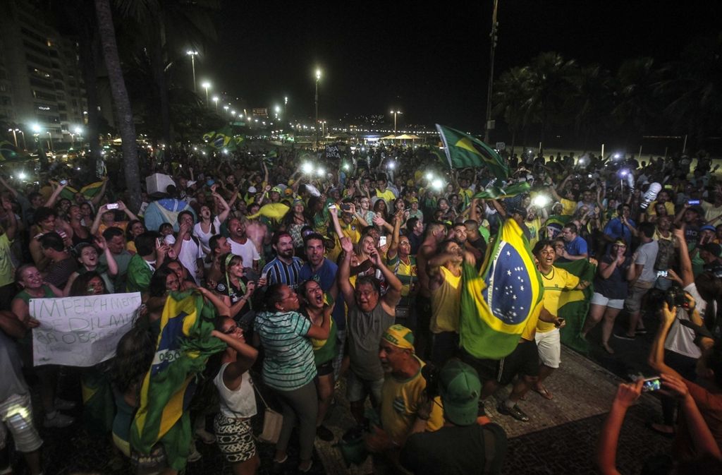 Grün-gelb-blau statt rot: Die Brasilianer liegen sich in den Armen.