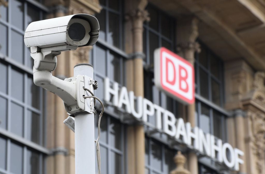 Kameras wie hier am Frankfurter Bahnhof: Mannheim plant eine verstärkte Videoüberachung. Foto: dpa