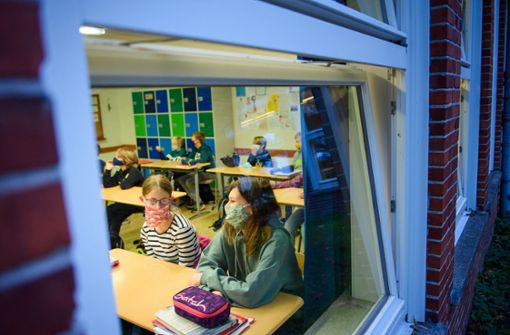 Angela Merkel betonte, dass auf das Lüften in den Klassenräumen wegen der Corona-Pandemie auch im Winter nicht verzichtet werden könne. (Symbolfoto) Foto: dpa/Gregor Fischer