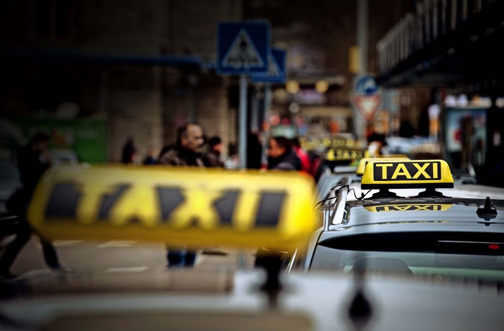 Taxis stehen in Stuttgart zu Hunderten bereit, aber Elektrotaxis sind Mangelware. Das soll sich ändern. Foto: Lichtgut/Leif Piechowski