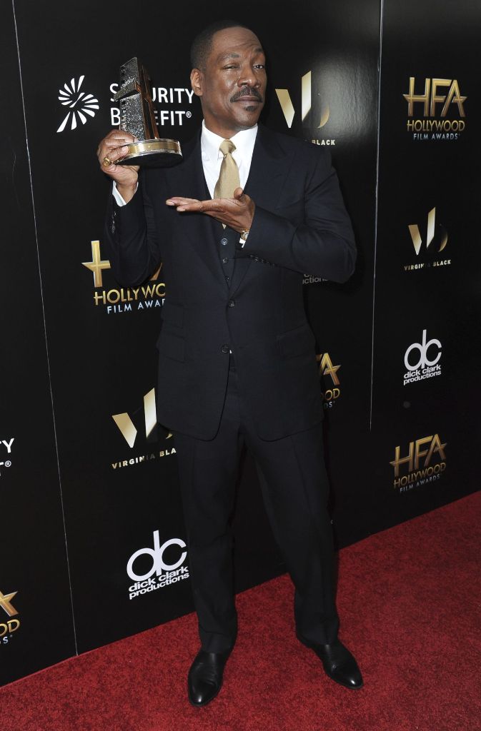 Eddie Murphy hält seinen „Career Achievement Award“ in die Kamera.