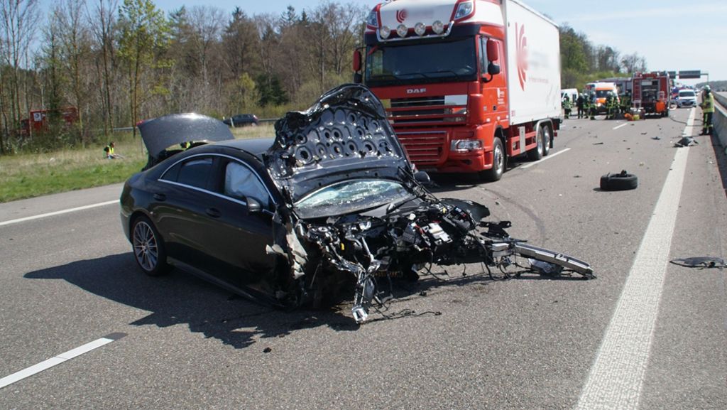  Nach einem tödlichen Unfall auf Höhe der Autobahnausfahrt Heimsheim war die Autobahn 8 in Fahrtrichtung Karlsruhe gesperrt. Inzwischen sind zwei Spuren wieder freigegeben. 