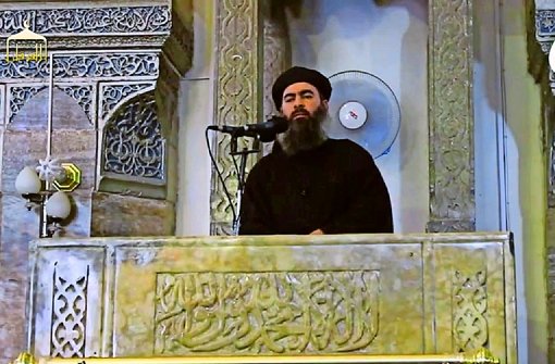 Der meistgesuchte Terrorist der Welt: Abu Bakr al-Baghdadi  (Foto aus einem Video)  beim Freitagsgebet in Mosul. Foto: dpa