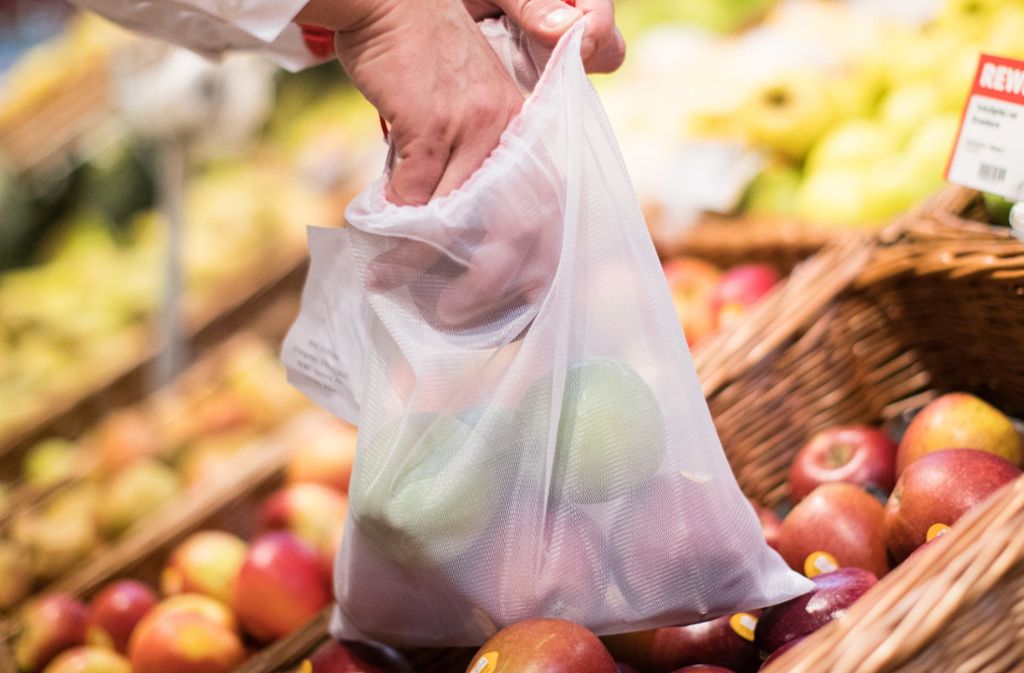 Wer in der Obst- und Gemüseabteilung des Supermarkts oder beim Bäcker auf Plastik- und Papiertüten verzichten will, kann auf Stoffbeutel oder Netze aus Baumwolle zurückgreifen.