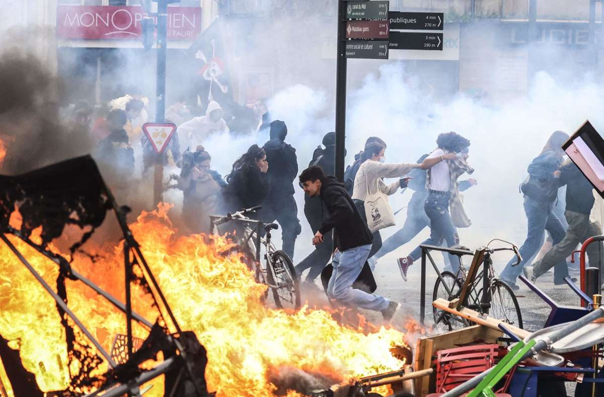 Auch in Toulouse eskalierten die Streiks. Am Rande einer Demonstration wurden Feuer entzündet.