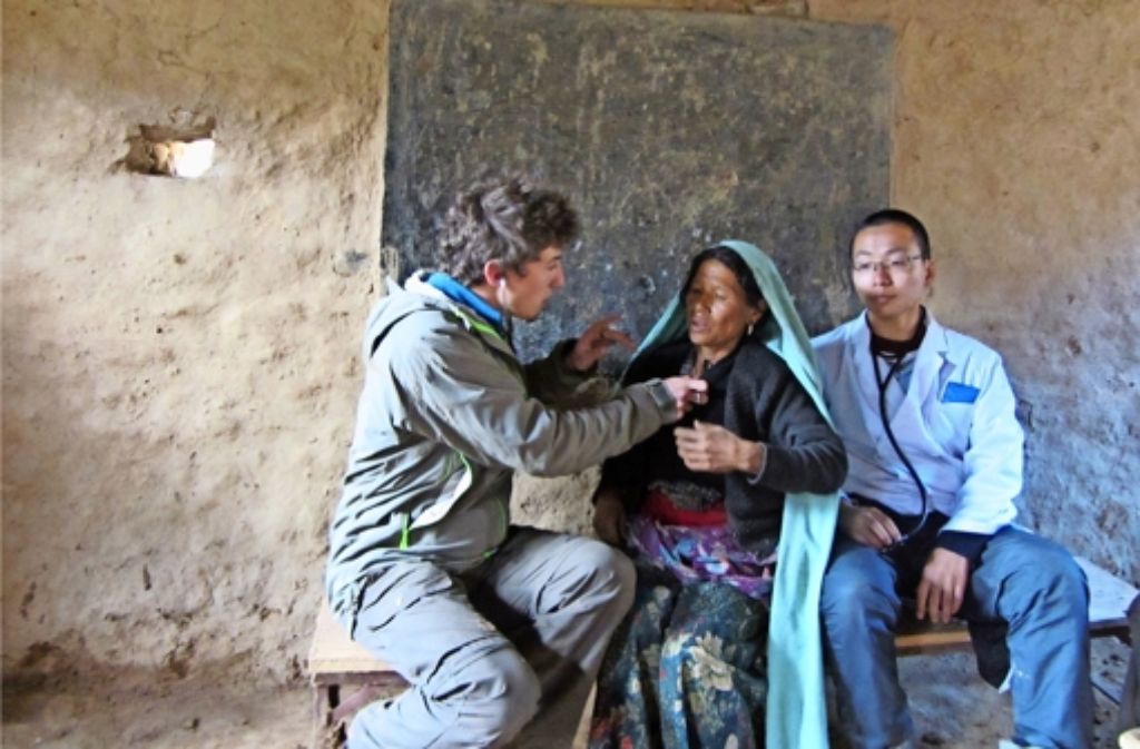 Die Nepalesen vom Land haben laut Moritz Plagemann (links) eine schlechtere medizinische Versorgung als die Stadtbewohner. Weitere Bilder gibt es in unserer Fotostrecke.