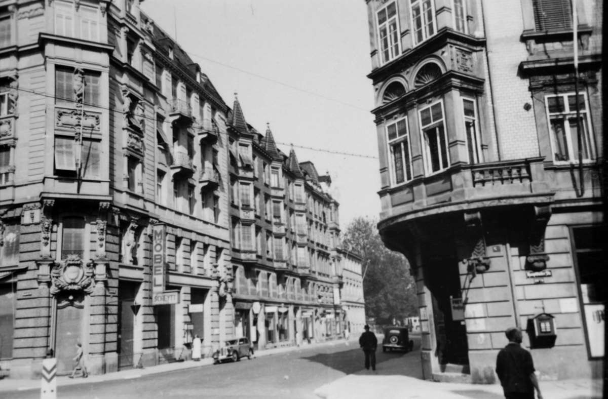 Das Gebäude stand an der Ecke Hauptstätter Straße (verläuft im Bild von links nach rechts) und Paulinenstraße (in Blickrichtung). Das Gebäude rechts im Bild ...