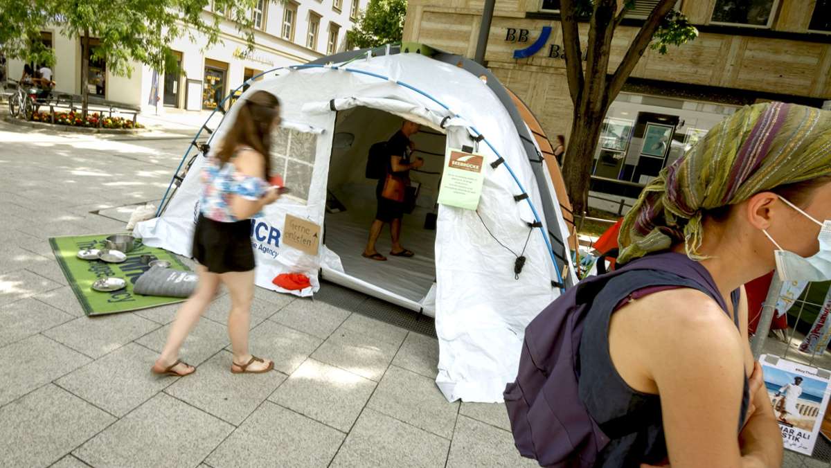  Das Stuttgarter Aktionsbündnis für Menschenrechte und Flucht hat in der Stadt ein besonderes Zelt aufgebaut. Verbunden war die Aktion auf dem Kronprinzplatz auch mit einer klaren Botschaft – auch an den Gemeinderat der Stadt Stuttgart. 