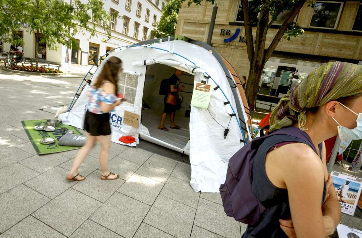 Das Bündnis zeigt, wie ein Zelt für Geflüchtete aussieht. Foto: Lichtgut/Julian Rettig