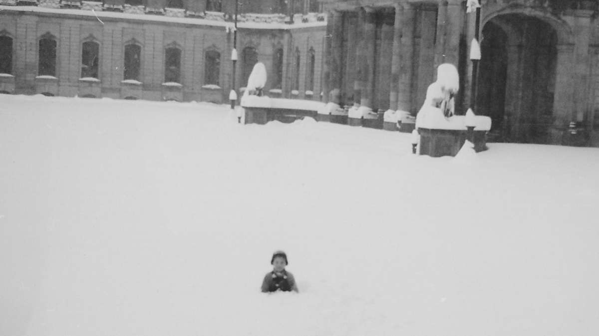 Der kleine Bernd Gehweiler im Schnee vor der Ruine.