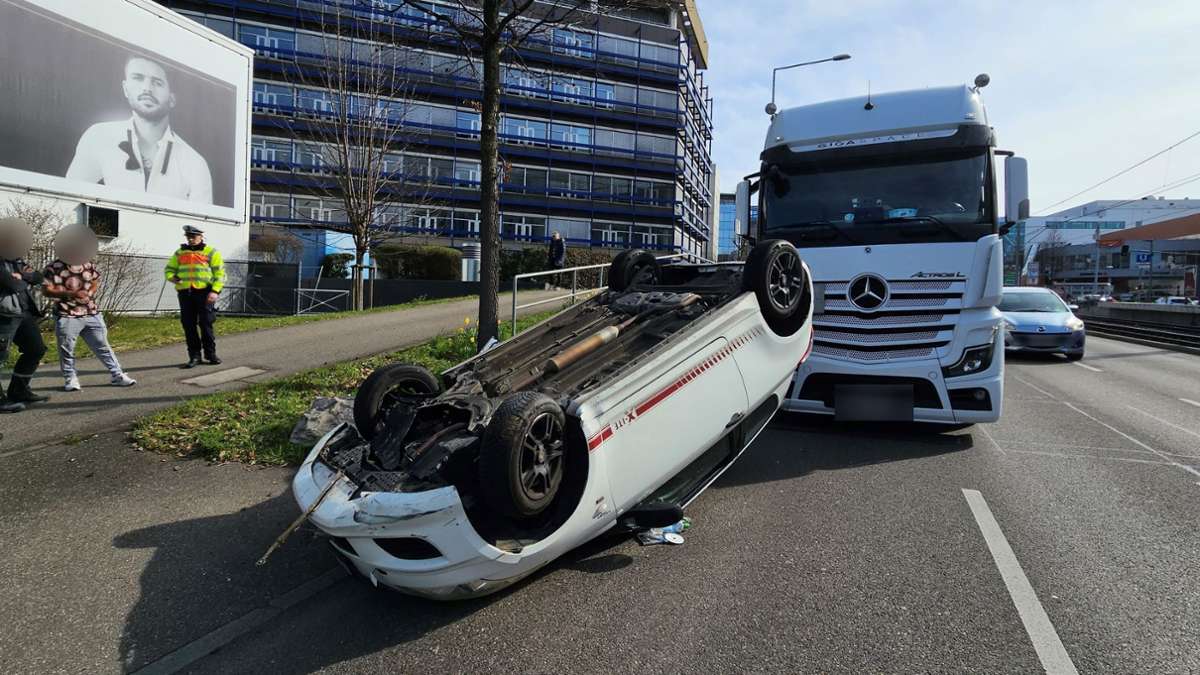 Unfall in Stuttgart-Feuerbach: Sattelschlepper rammt einen Kleinwagen