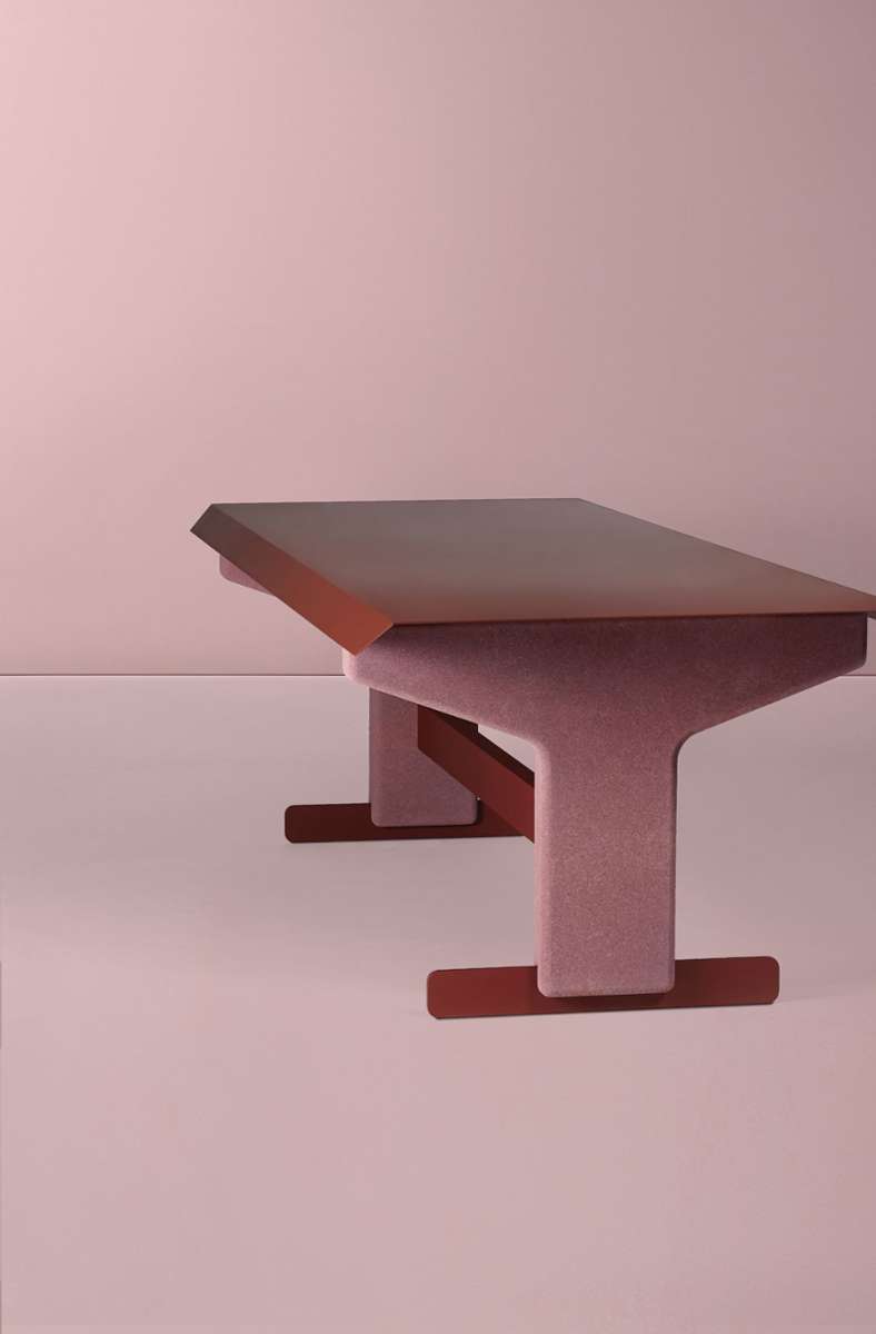 Tisch fürs Essen – oder auch mal für Schreibarbeiten, entworfen von Dante Goods and Bads. Es gibt eine passende, ebenfalls schulklassenartige Sitzbank.