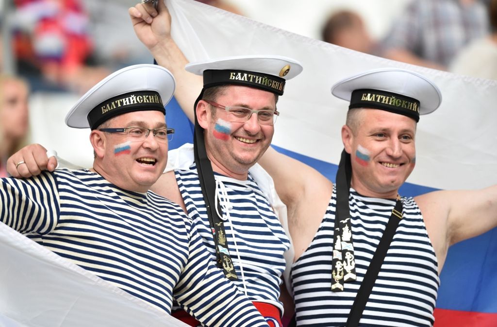 Russische Seeleute beim Jubeln.