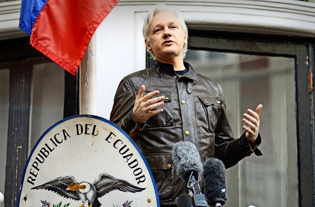 2017: Assange auf dem Balkon seines Exils, der Botschaft von Ecuador in London.