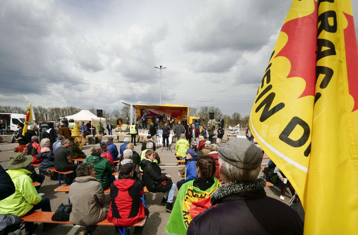 Beim Abschaltfest zum Ende des Streckbetriebs sind viele Aktivisten nach Neckarwestheim gekommen.