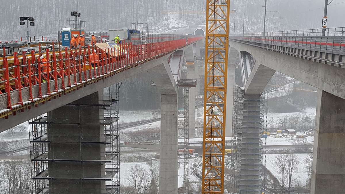  Gewaltig und filigran sind die Filstalbrücken bei Mühlhausen. Richtung Stuttgart läuft der Gleisbau, Ende nächsten Jahres soll der ICE über das Bauwerk rauschen. Ein gewaltiges Schallschild aus Beton soll den Tunnelknall mildern. 