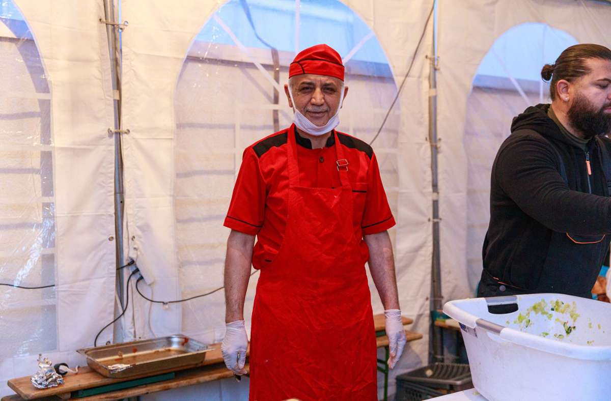 Der Koch aus der Türkei bereitet täglich mehr als 300 Mahlzeiten zu.