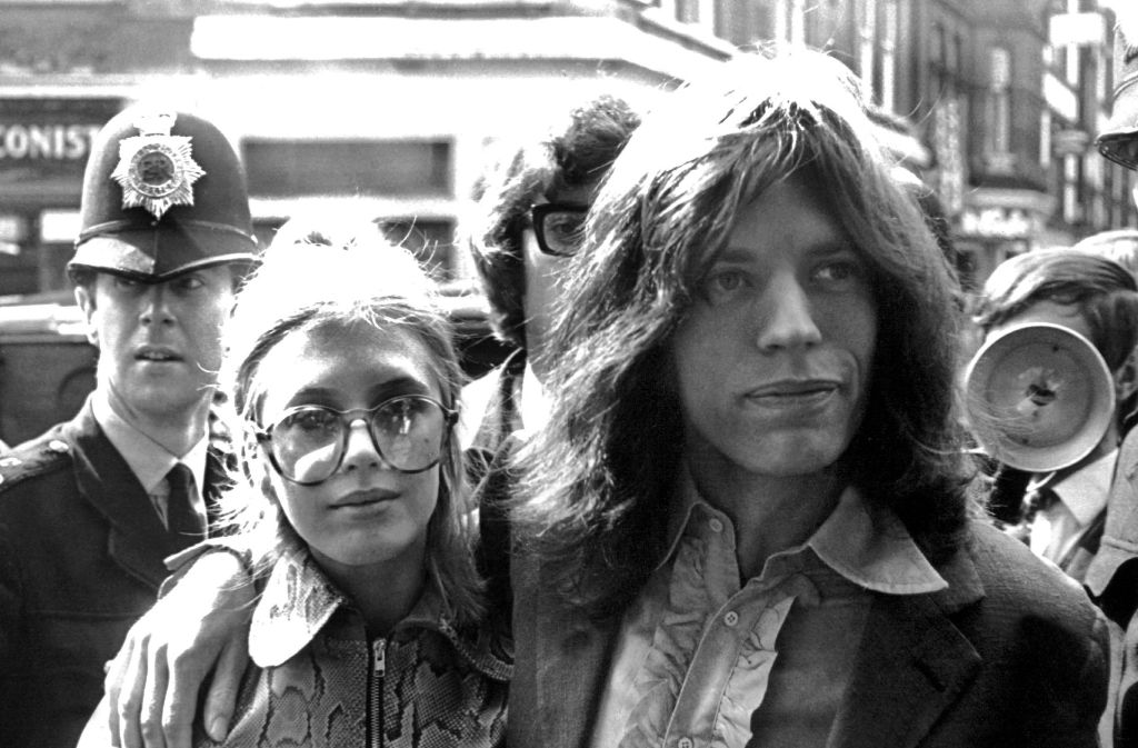 Zu Beginn ihrer Karriere hatten die Stones einen „Bad-Boy“-Ruf. Sie galten als wilder und gefährlicher als die Beatles, unter anderem auch weil sie Drogen zu sich nahmen.