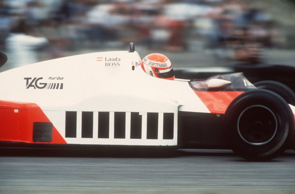 Das engste Finale: Seinen dritten Titel gewinnt Niki Lauda 1984 mit exakt 0,5 Punkten, die er mehr hat als sein McLaren-Teamkollege Alain Prost – so eng ging es noch nie zu. Die ungerade Punktzahl kommt zustande, weil ein Saisonrennen früh abgebrochen werden muss, weshalb es auch nur die halben Punkte gibt. Aber was heißt da Teamkollege? Gute Freunde sind die beiden nicht. Vor dem großen Finale in Portugal, in dem Lauda ein zweiter Platz hinter Prost für den WM-Titel ausreicht, bietet ihm der Brasilianer Nelson Piquet Schützenhilfe an. Er möge den Franzosen auch nicht, also könne er, Piquet, ihn problemlos von der Strecke räumen. Lauda ist Sportsmann genug, um das Angebot abzulehnen. Er packt den Formel-1-Professor aus Saint-Chamond am Ende dann schon selbst.