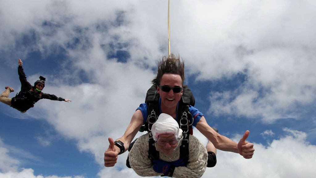 Tandemsprung aus 4300 Metern: Australierin springt mit 102 Jahren zum Fallschirm-Weltrekord