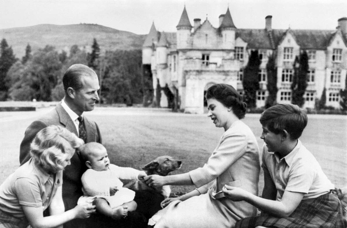 1960: Mit zehn Jahren Abstand bekommt das Paar noch einmal Nachwuchs – Prinz Andrew wird geboren.