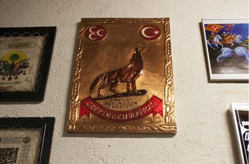 Der Wolf an der Wand, die Türkei im Herzen: eine Bilderwand im Gebäude des Göppinger  Idealistenvereins in der Jahnstraße. Foto: Horst Rudel