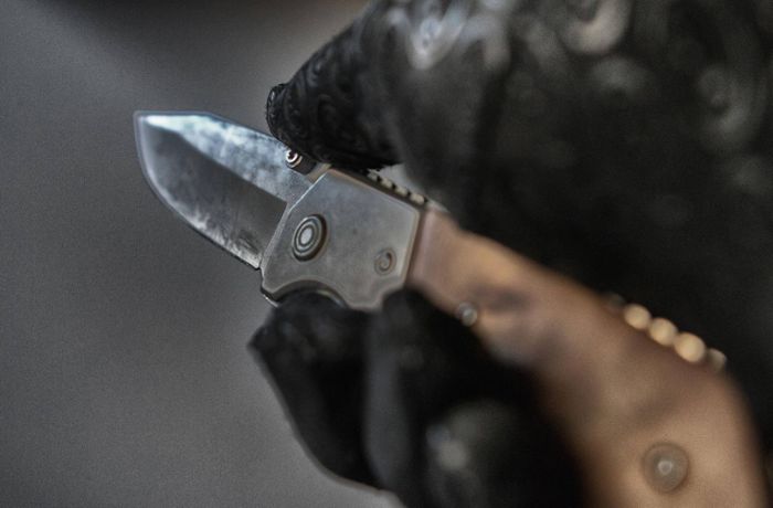 Überfall in Stuttgart-Bad Cannstatt: Unbekannter zückt Messer und fordert Geld
