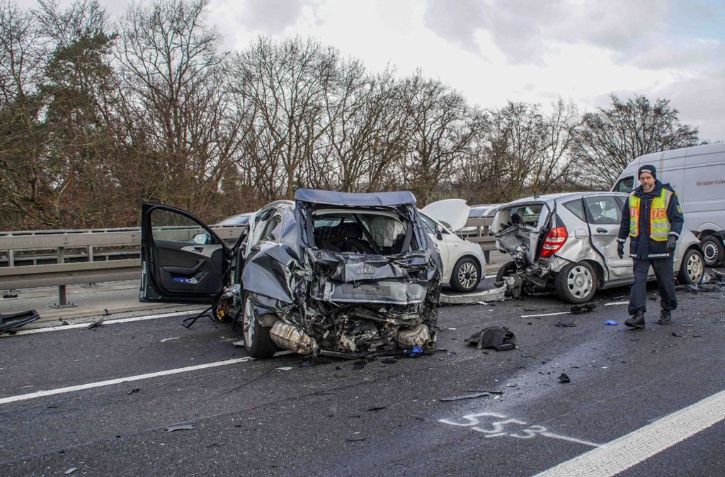 Auf der A81 bei Gäufelden ist es am Morgen zu einem Verkehrsunfall mit sechs beteiligten Autos gekommen.