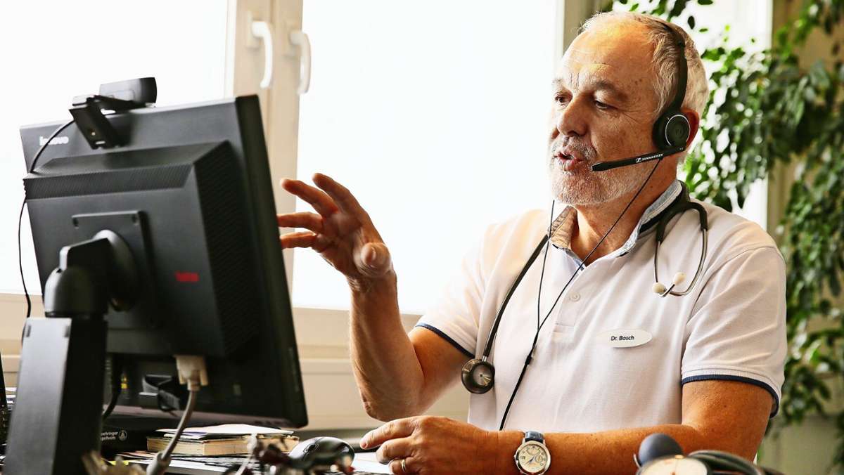  Der Ostfilderner Hausarzt Wolfgang Bosch bietet als einer der ersten Ärzte im Kreis Videosprechstunden an. Beim virtuellen Arztbesuch hapert es oft an der Technik – doch Corona gibt der Telemedizin Auftrieb. 