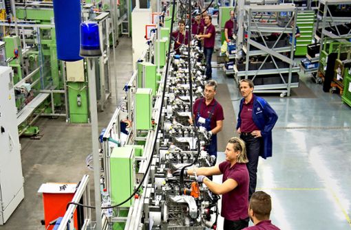 Die Jobs der Männer und Frauen des Mercedes-Werks  Untertürkheim hängen bislang vor allem an den Verbrennungsmotoren. Das soll sich ändern. Foto: Martin Stollberg