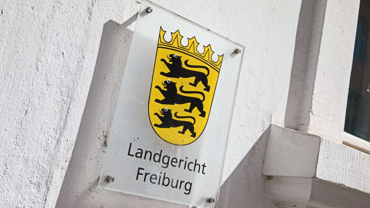  Die Freiheits- und Bewährungsstrafen für die Täter einer Gruppenvergewaltigung von 2018 in Freiburg sind rechtskräftig. Der Strafsenat hat die Revision der Angeklagten verworfen. 