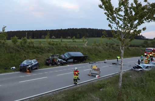 Ein 37 Jahre alter Autofahrer und eine 21 Jahre alte Beifahrerin eines anderen Wagens starben noch an der Unfallstelle Foto: dpa/Andreas Maier