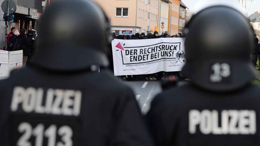 Kurz vor AfD-Parteitag: AfD-Gegner blockieren Zufahrtsstraßen in Braunschweig