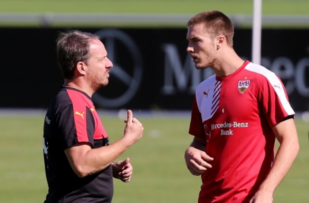 VfB-Trainer Alexander Zorniger (links) im Gespräch mit Neuzugang Toni Sunjic.