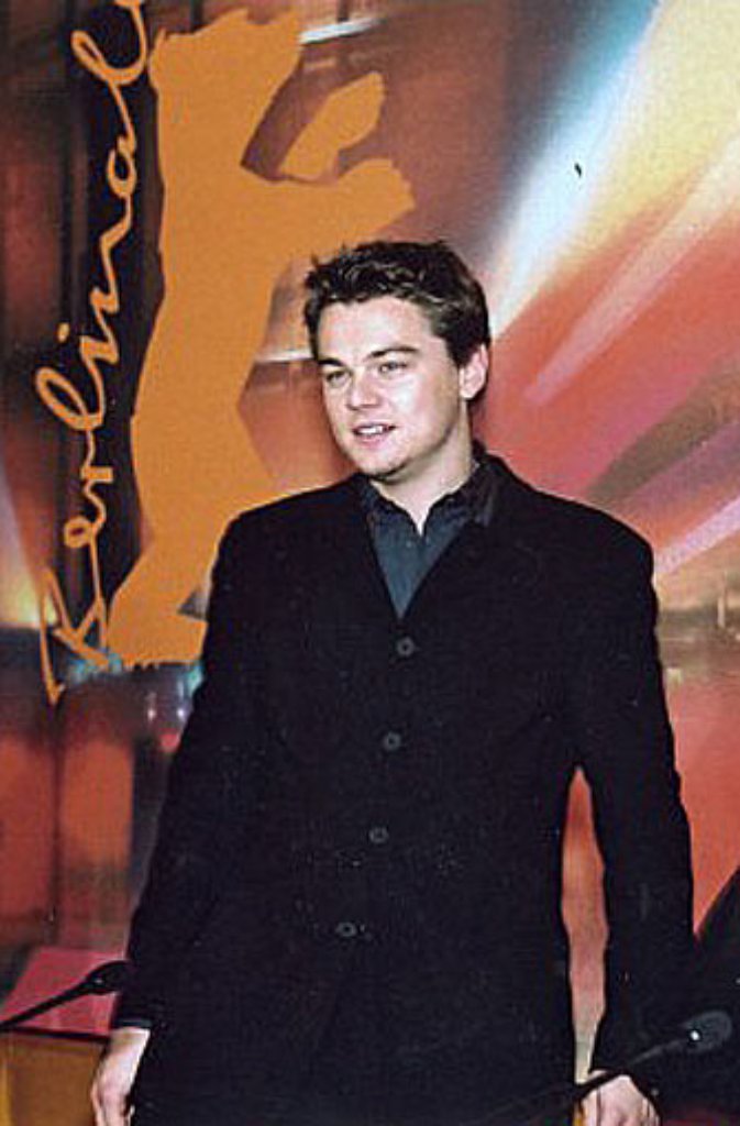 2000: "Leomania" in Berlin. Tausende weibliche Fans lauern dem "Titanic"-Star Leonardo DiCaprio auf.