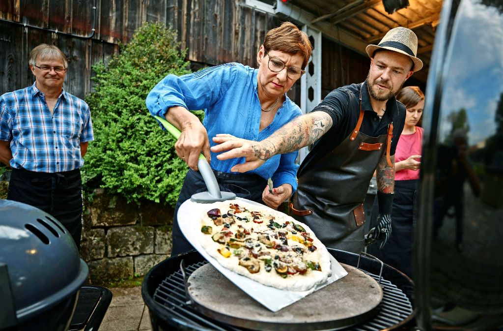 Der richtige Schwung beim Pizzabacken will gelernt sein – Benjamin Hehn zeigt es den Kursteilnehmern. Foto: Gottfried Stoppel