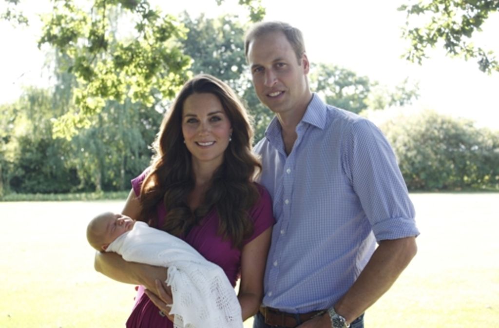 Das erste Familienbild, nur kurze Zeit später veröffentlich, zeigt Kate, William und ihren Sohn im Garten von Kates Familie in Bucklebury.