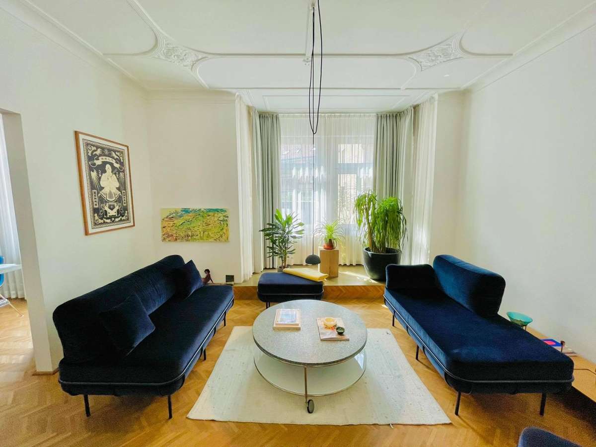 Genauso wie die dunkelblaue Sofa-Landschaft – der Hingucker im Wohnzimmer.