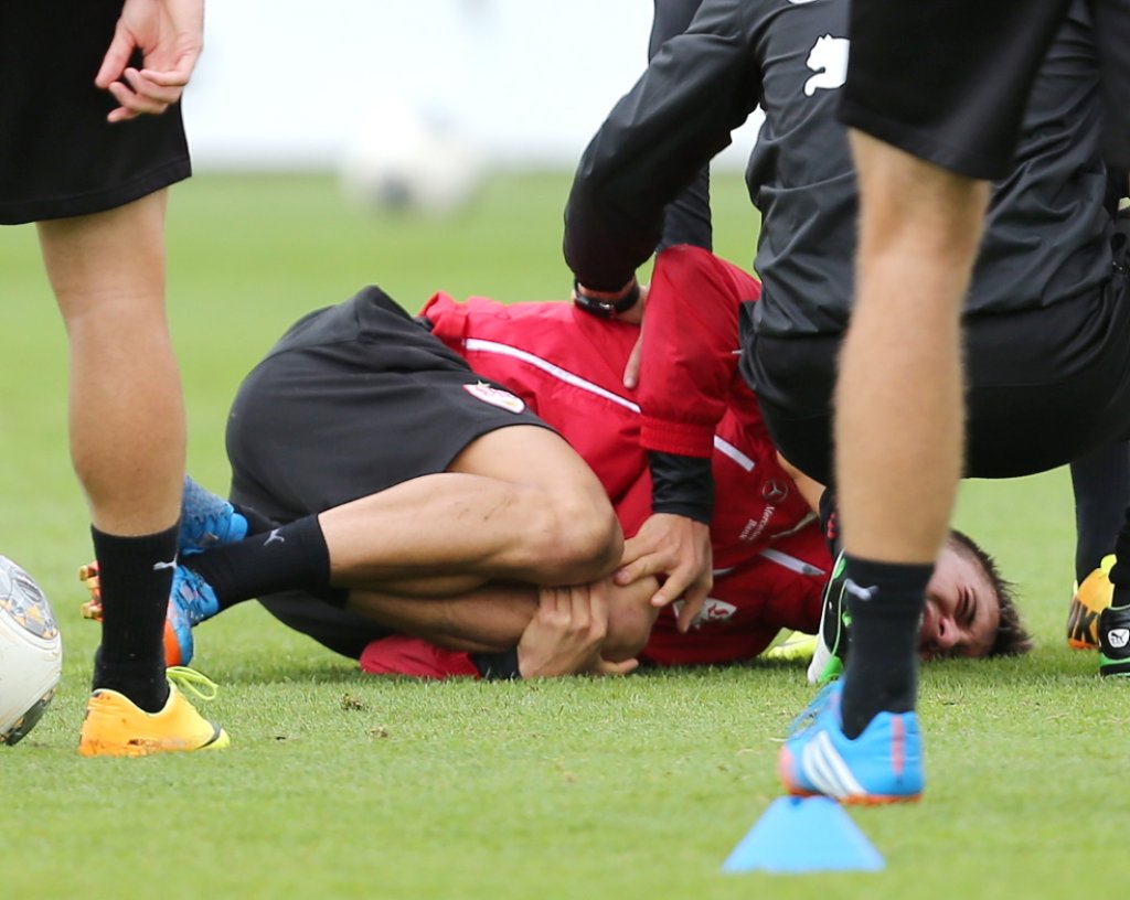 Der Mittelfeldspieler hatte sich am Mittwoch im Training am Knie verletzt.