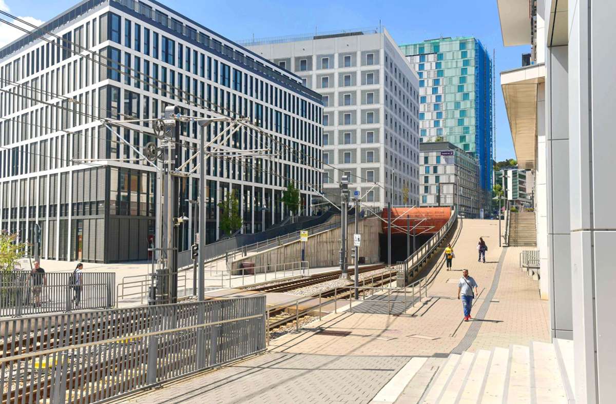 Blick ins Europaviertel: Die Gehwege an der  Stadtbahnschneise sind sonnenexponiert, bieten  wenig Schutz. Foto: Lichtgut/Max Kovalenko