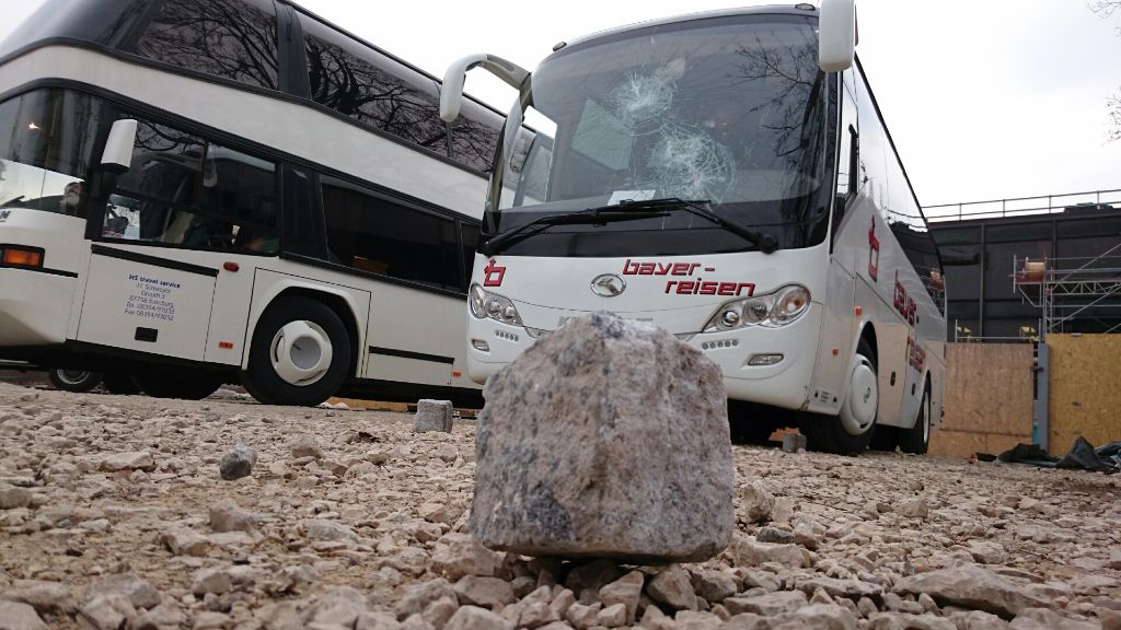 Mehrere Busse wurden mit Steinen beworfen.