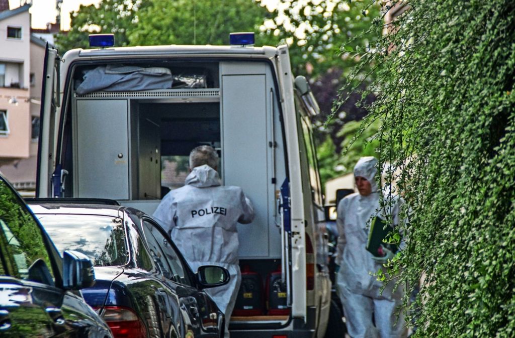 Traurige Routinearbeit nach der Bluttat im Stuttgarter Osten: Kriminaltechniker sichern Spuren am Tatort in der Gerokstraße