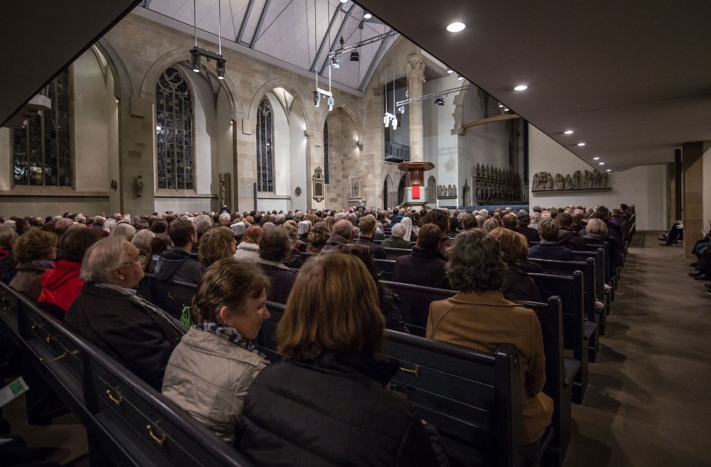 So dicht gedrängt wie hier in der Stuttgarter Stiftskirche sitzen die Gottesdienstbesucher nur nochselten in den Kirchen in Württemberg. Foto: Lichtgut/Julian Rettig