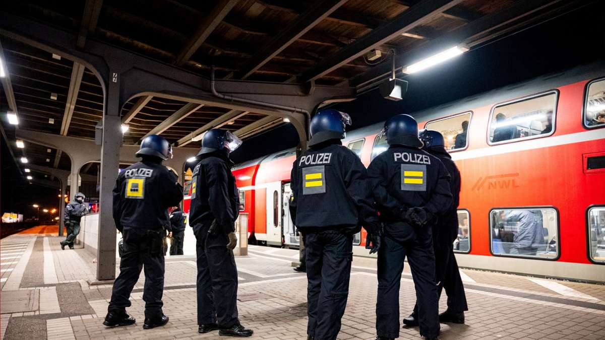 Hamburg: Polizei stoppt Regionalzug und durchsucht hunderte HSV-Fans