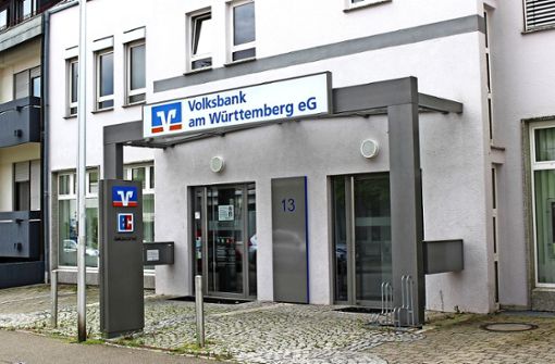 In der Filiale der Volksbank am Württemberg stehen noch Automaten zur Verfügung, der Bedienschalter bleibt zu. Foto: Caroline Holowiecki