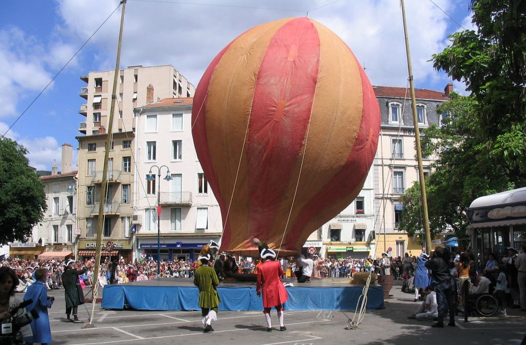 In Annonay wurden im 18. Jahrhundert die Montgolfier-Brüder geboren, die Pioniere der Ballonfahrt.