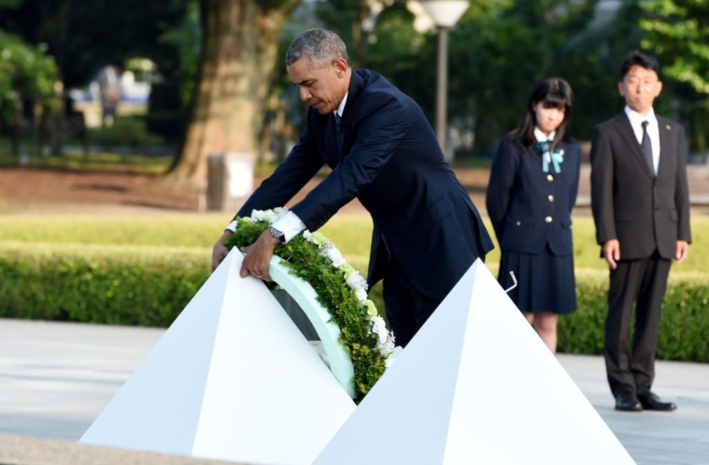 Eine historische Geste: US-Präsident Barack Obama legt am Mahnmal für die Hiroshima-Opfer einen Kranz nieder.